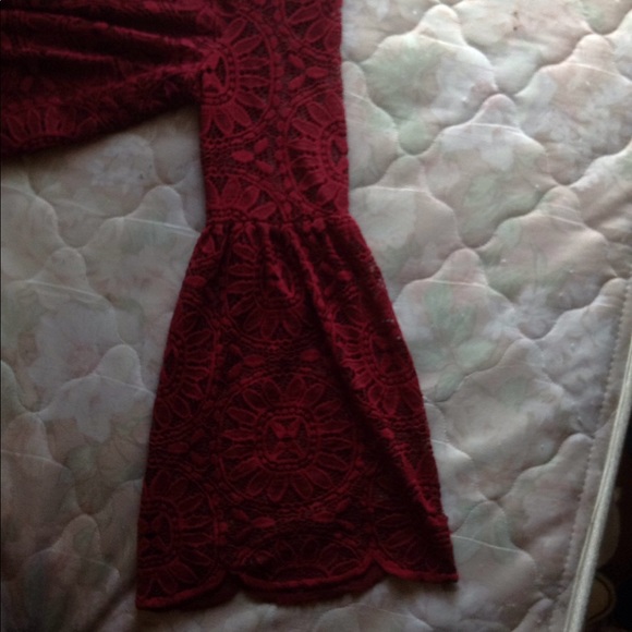 Red lace crop top - Picture 2 of 4